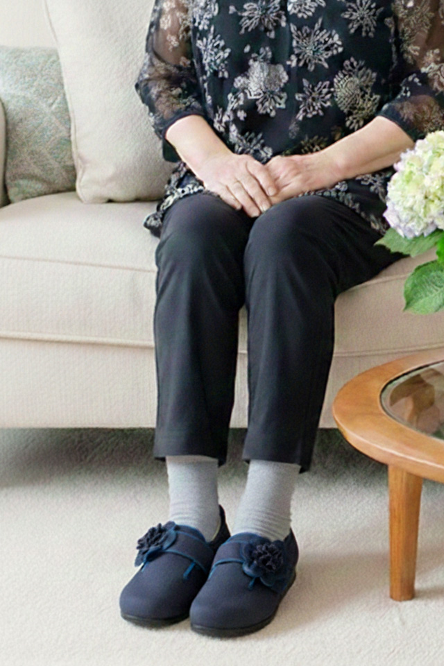 母へのプレゼントにおしゃれなお花飾り付き介護シューズ通販 